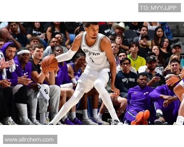 文班亚马首场比赛表现惊艳五次盖帽并成功隔扣字母哥引发广泛讨论